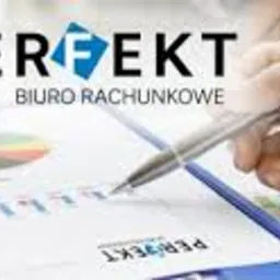 Analiza wykresów i danych finansowych przez dwie osoby z użyciem długopisów, logo 'Perfekt Biuro Rachunkowe' w tle.