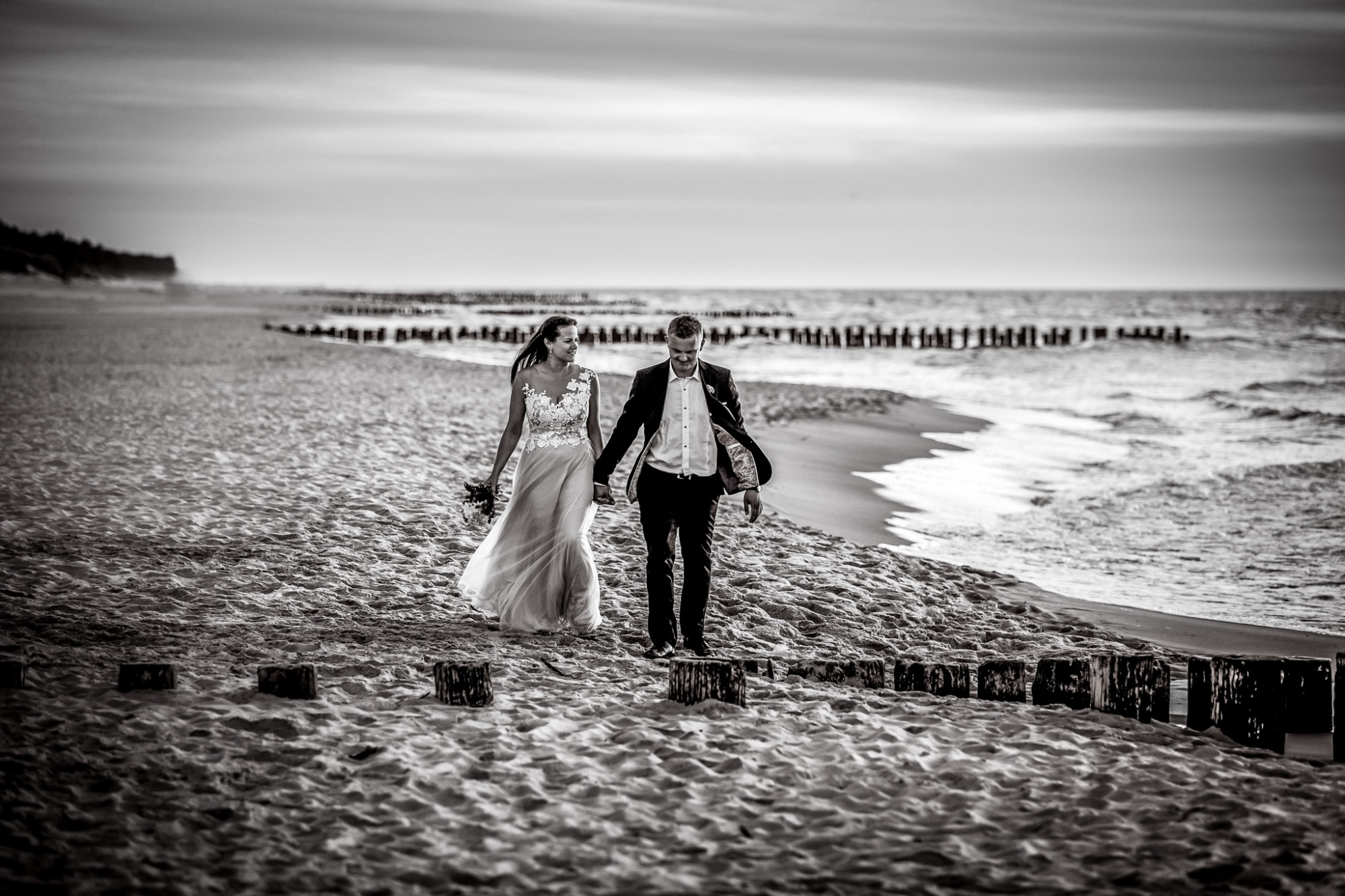 Spacerująca nad morzem w Dźwirzynie Para Młoda