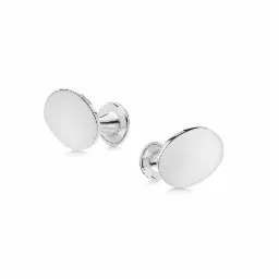 Dwa srebrne spinki do mankietów z owalnymi, gładkimi powierzchniami na białym tle, z wyraźnym odbiciem światła.