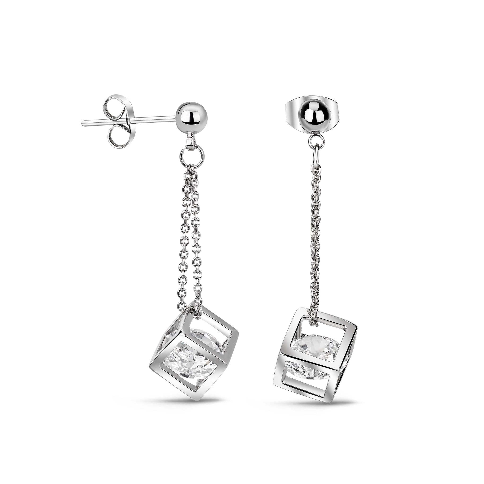 Dwa srebrne kolczyki wiszące z kryształami w kształcie sześcianu, zawieszone na delikatnych łańcuszkach, prezentowane na białym tle.