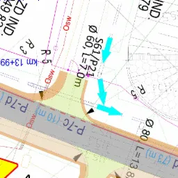Plan sytuacyjny drogi z oznaczeniami, kilometrażem i elementami infrastruktury drogowej, takimi jak przejścia dla pieszych i skrzyżowania.