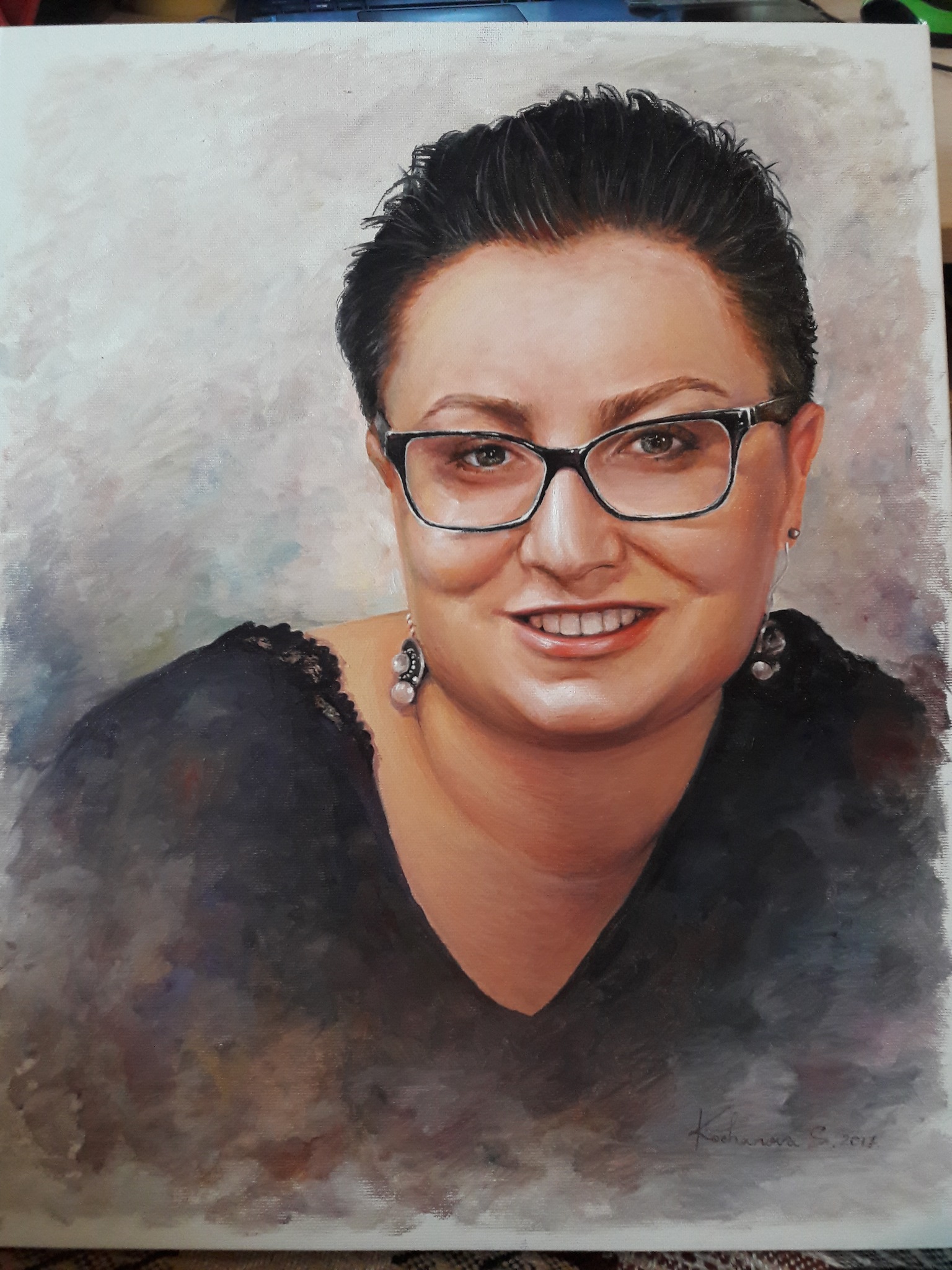 Olejny portret uśmiechniętej kobiety w okularach, z perłowymi kolczykami, sygnowany w prawym dolnym rogu, na płótnie malarskim.