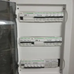 Opisana rozdzielnia.