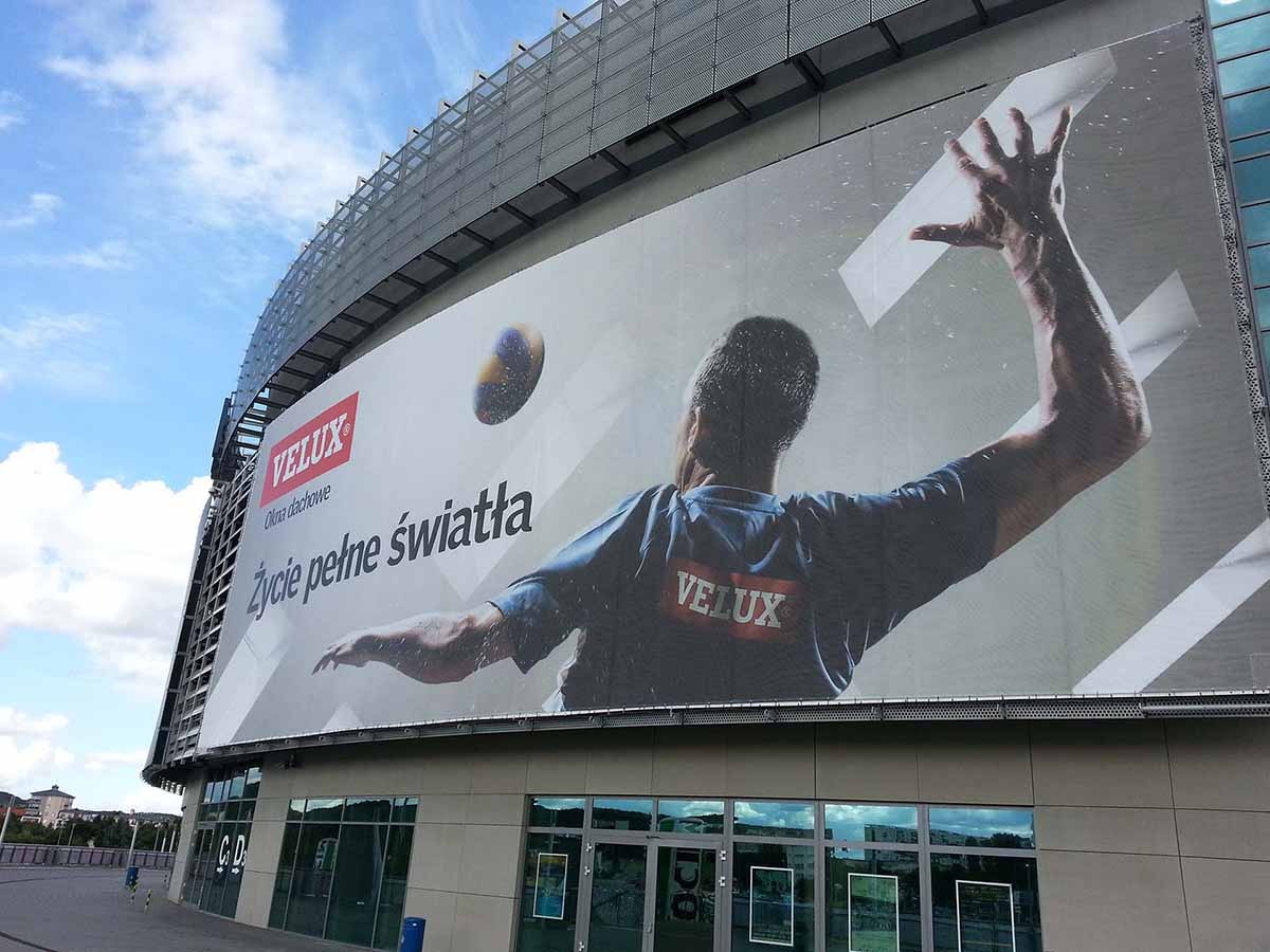 druk wielkoformatowy na materiałach winylowych, montaż