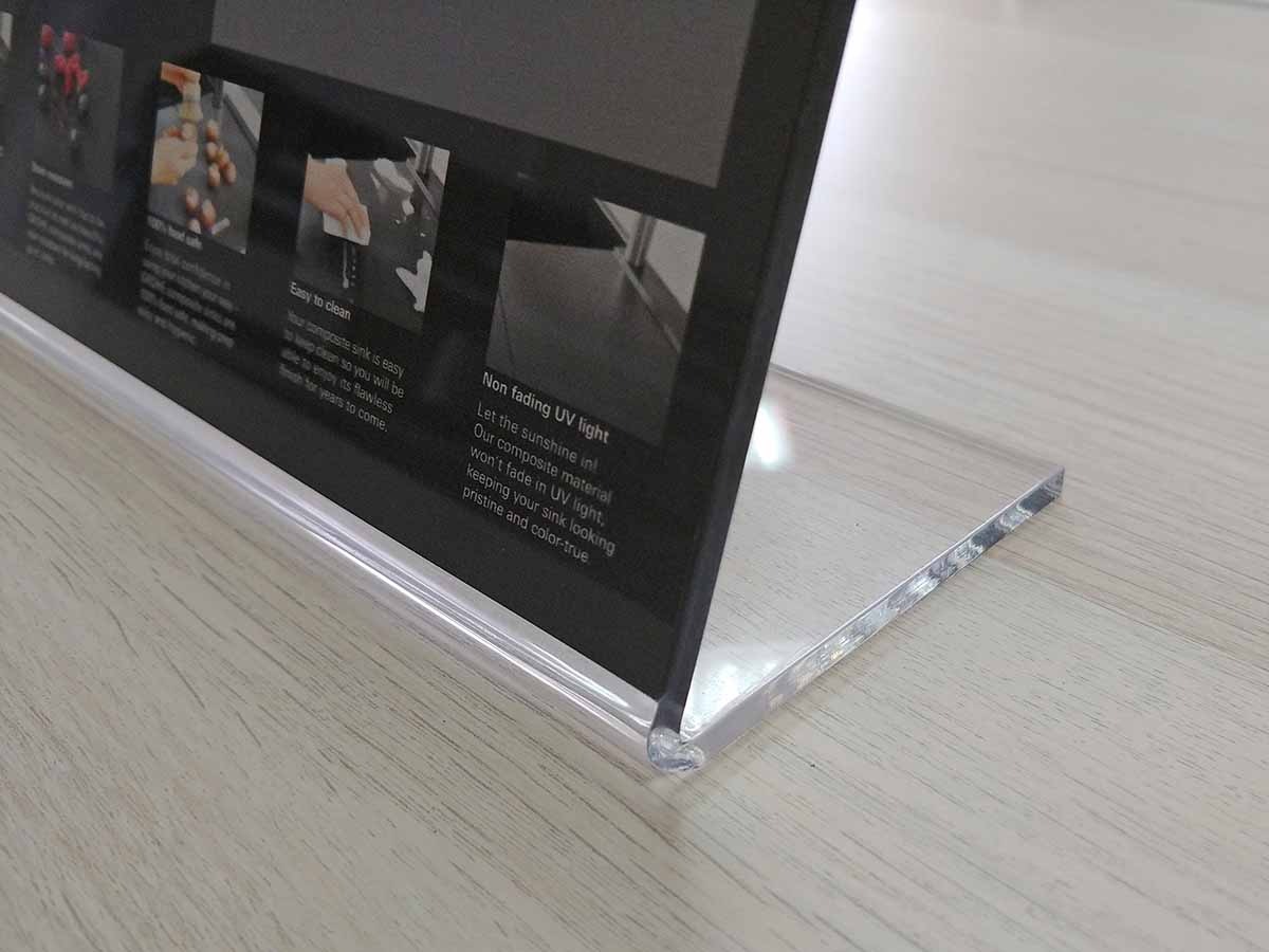 Displaye z giętej plexi, druk UV z białym poddrukiem