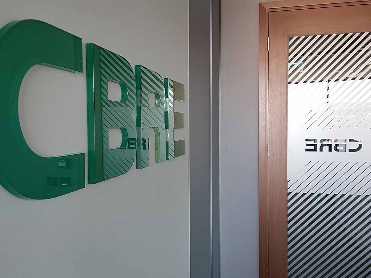 Litery z plexi, oklejanie szyb folią mrożoną