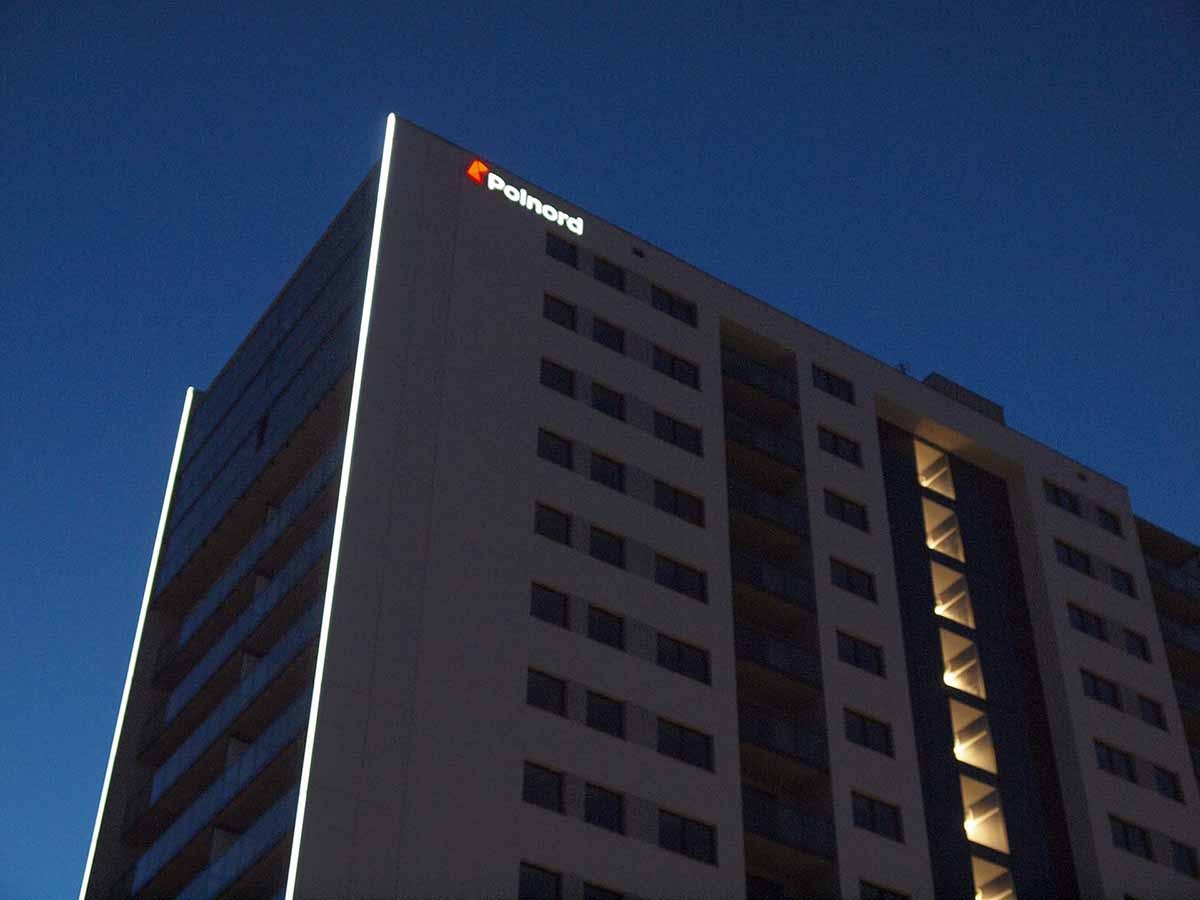 Logotyp z podświetlanych liter przestrzennych