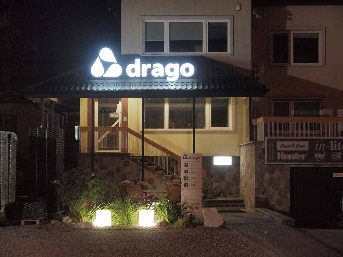 Szyld w formie podświetlanych liter bez tła