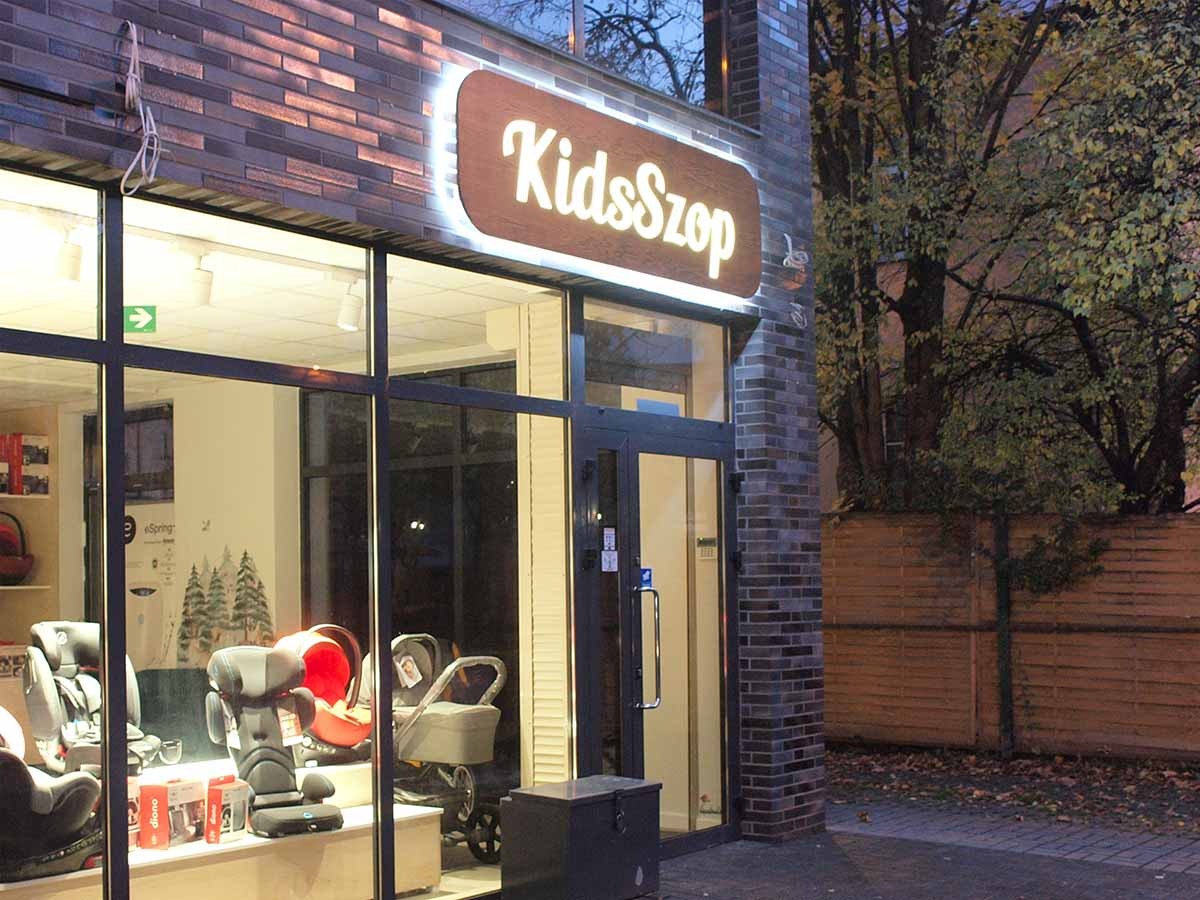 szyld z bejcowanego drewna, świecenie poświatą