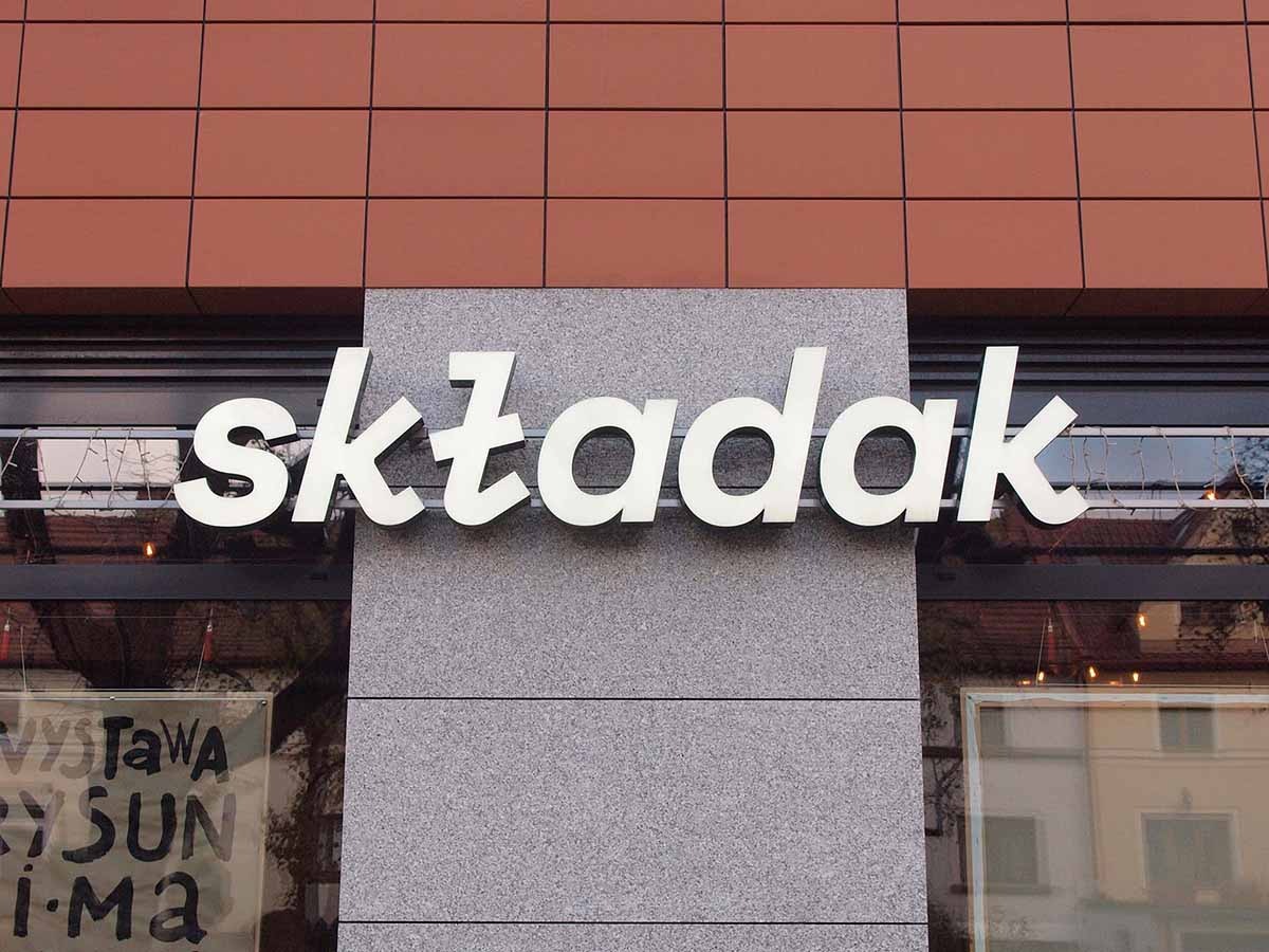 szyld w formie liter blokowych