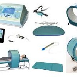Mobilny Gabinet Rehabilitacji Marek Siewkowski - Zestaw urządzeń do magnetoterapii: aparat z ekranem dotykowym, aplikatory o różnych kształtach (pierścieniowy, płaski, punktowy), oraz łóżko z aplikatorem pierścieniowym, na którym leży pacjentka.