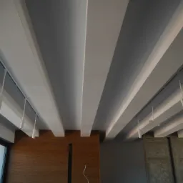 Wykończenie stropu żelbetonowego płytą karton-gips, szpachlowanie i malowanie.