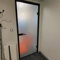 Usługi Szklarskie Szklarnia Bartłomiej Kuś - Zabudowa szklana ze szkła matowego w czarnych profilach ościeżnicowych...