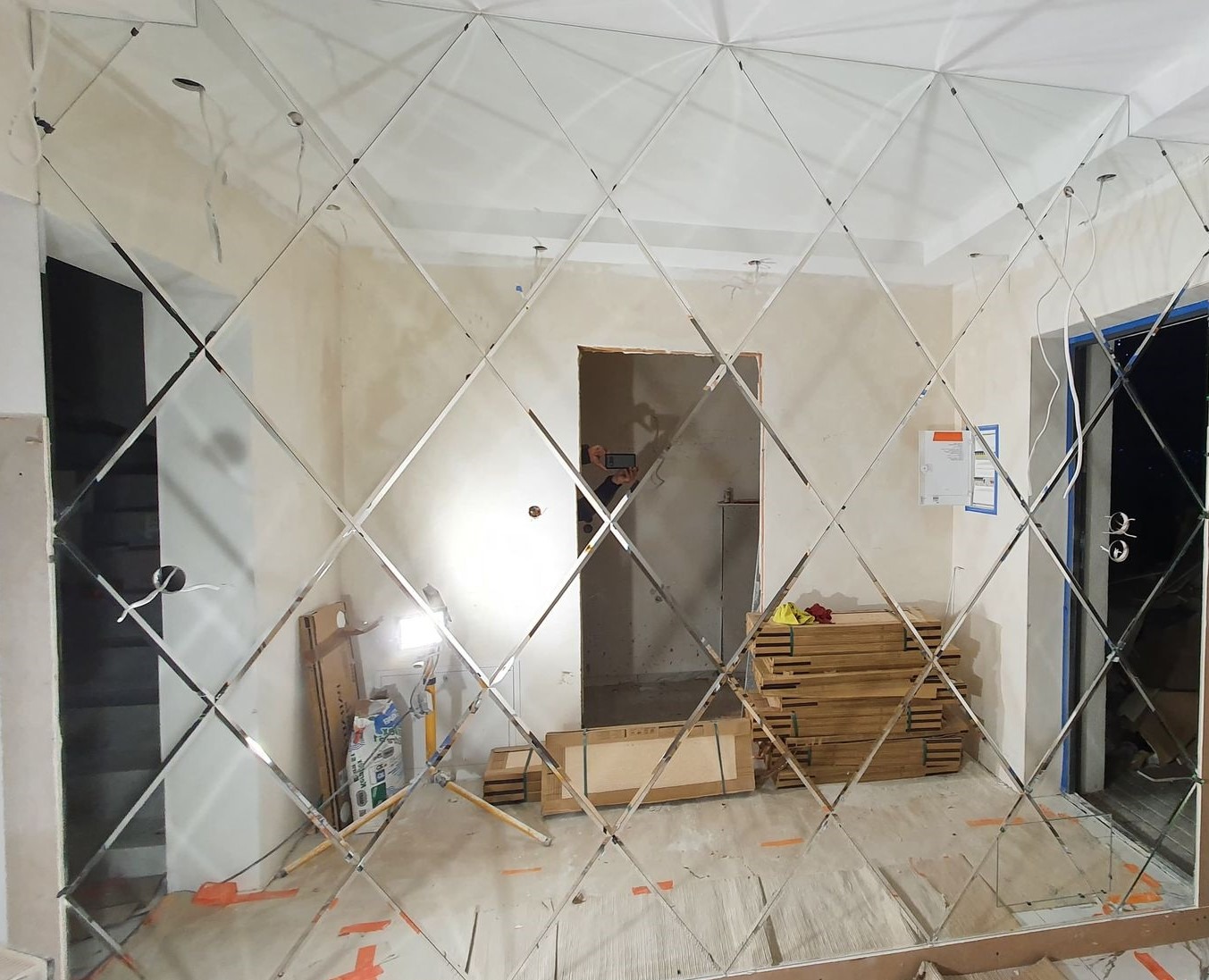 Lustra fazowane, zabudowa korytarza.