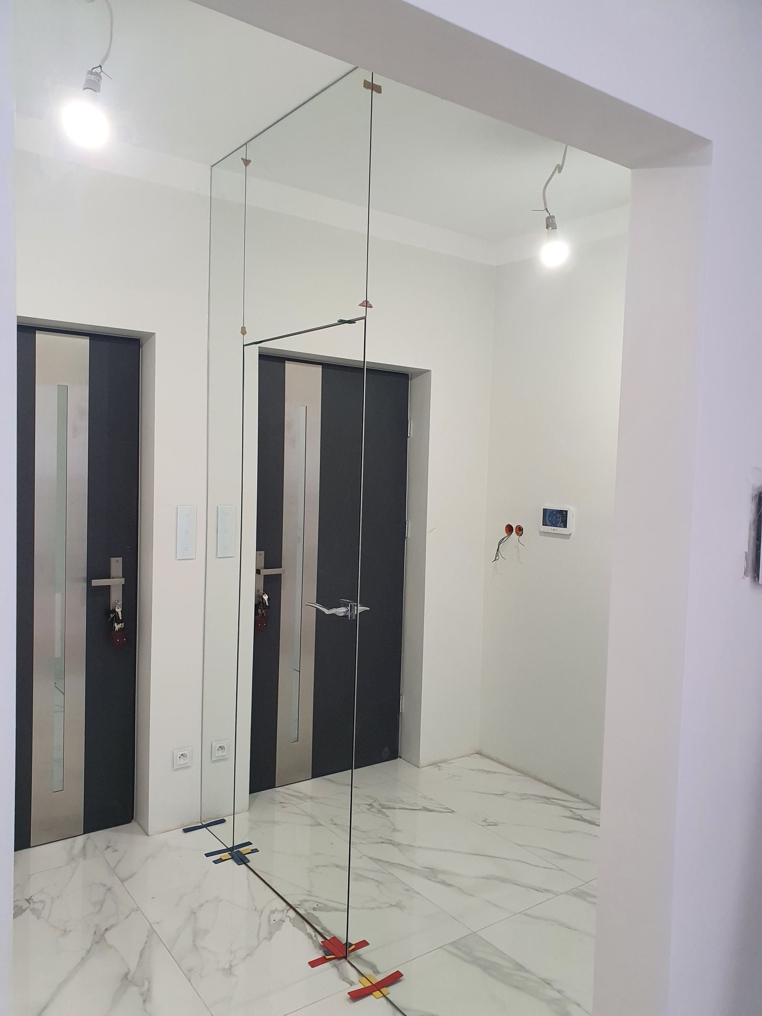 Ściana lustrzana z ukrytymi drzwiami.