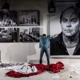 Wydruki wyklejone na konstrukcji MDF spełniające funkcje scenografii.