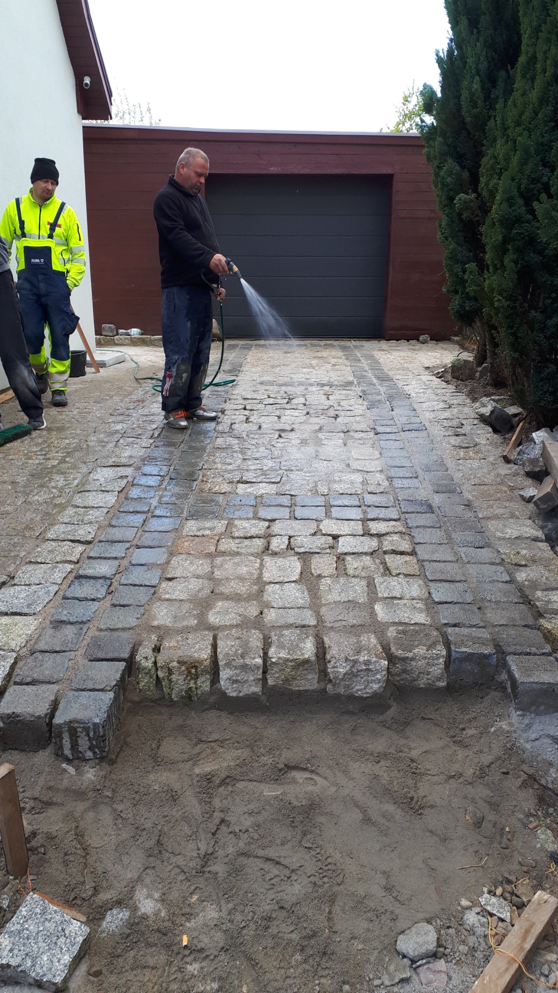 Wjazd do garażu z kostki granitowej