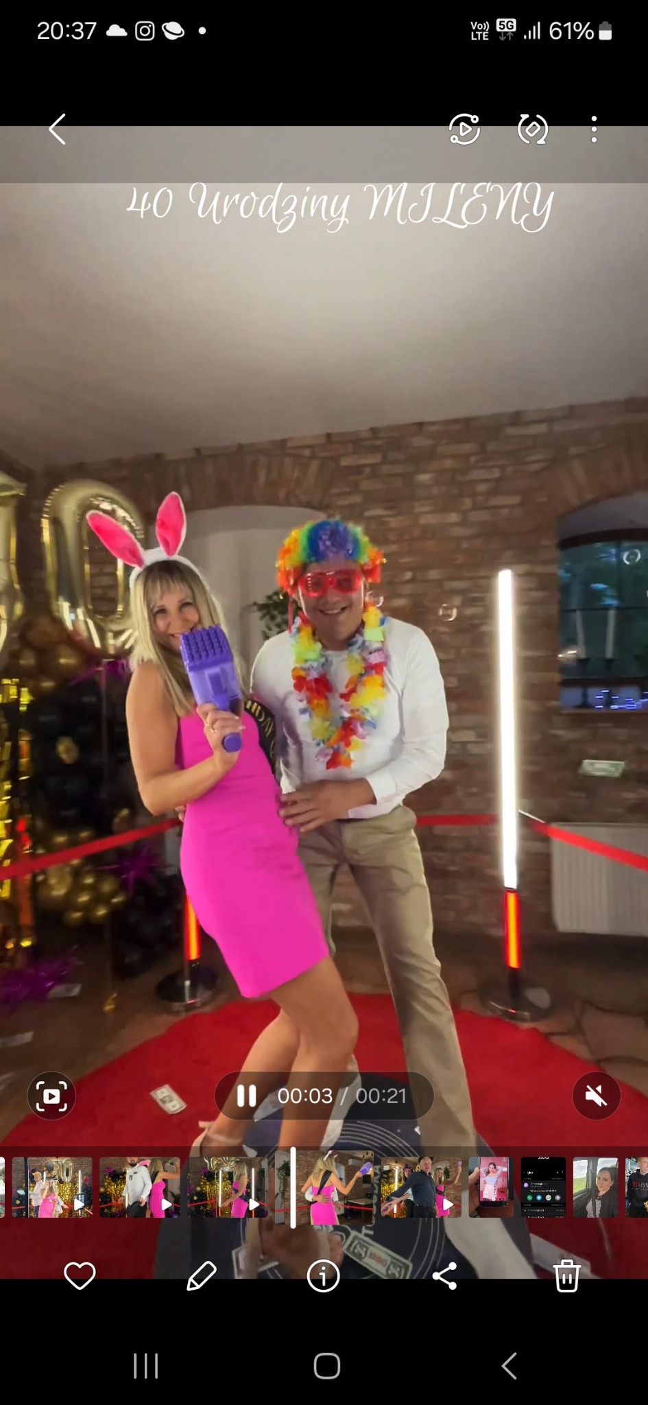 Uczestnicy 40 urodzin Mileny pozują z rekwizytami: różowe uszy królika, kolorowa peruka i hawajski naszyjnik. Balony i czerwony dywan tworzą imprezowy klimat.