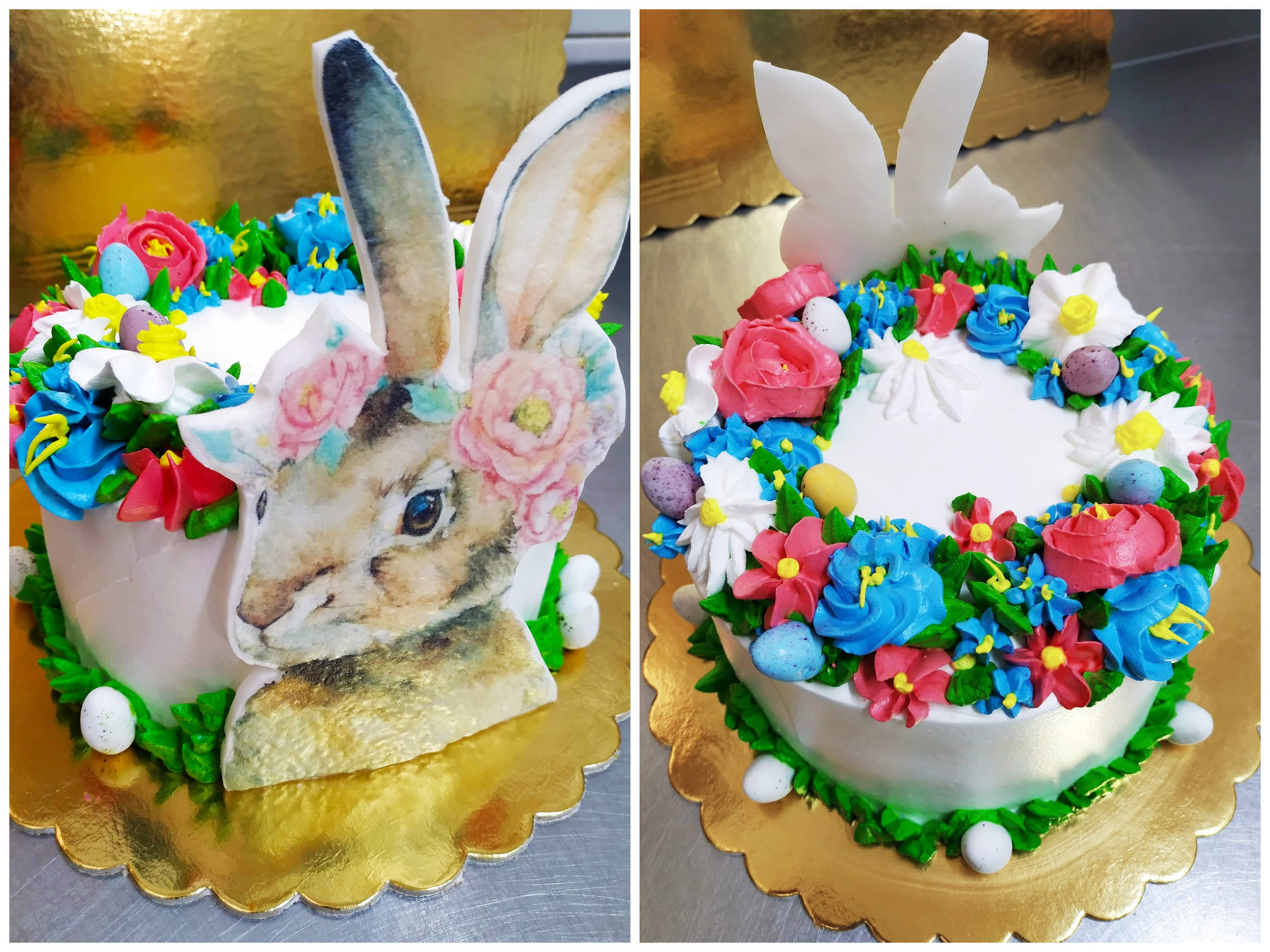 Dwa torty wielkanocne na złotych podkładkach, udekorowane kremowymi kwiatami w kolorach niebieskim, różowym i białym, czekoladowymi jajkami oraz figurkami zająca i króliczych uszu.
