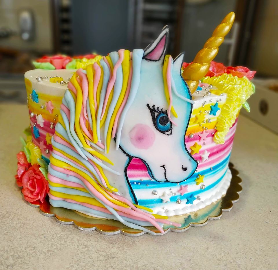 Tort jednorożec z kolorowymi paskami, lukrowanymi różami i srebrnymi kuleczkami, złoty róg, pastelowa grzywa z lukru.