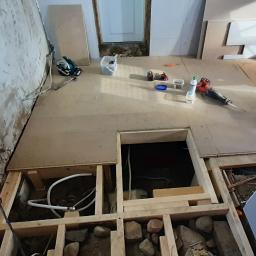 Budowa nowej konstrukcji podłogi z wlazlem do piwniczki
