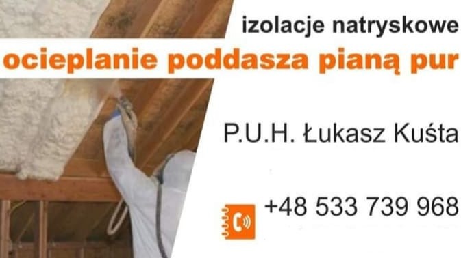 Pracownik w kombinezonie ochronnym natryskuje izolację na drewnianą konstrukcję poddasza, reklama firmy P.U.H. Łukasz Kuśta z numerem telefonu.