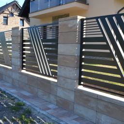Nowoczesne ogrodzenie wykonane ze stali czarnej (ocynkowane, malowane proszkowo) wg projektu klienta.
