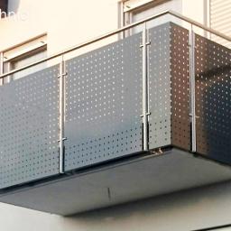 Balustrada balkonowa z wykorzystaniem blach nierdzewnych.