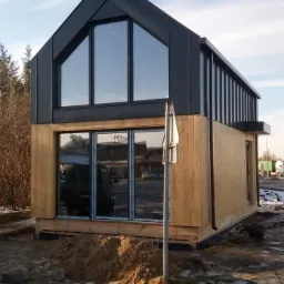 Dom pokazowy w Elblągu. Pokrycie blachą na rąbek. Wykonanie moje.