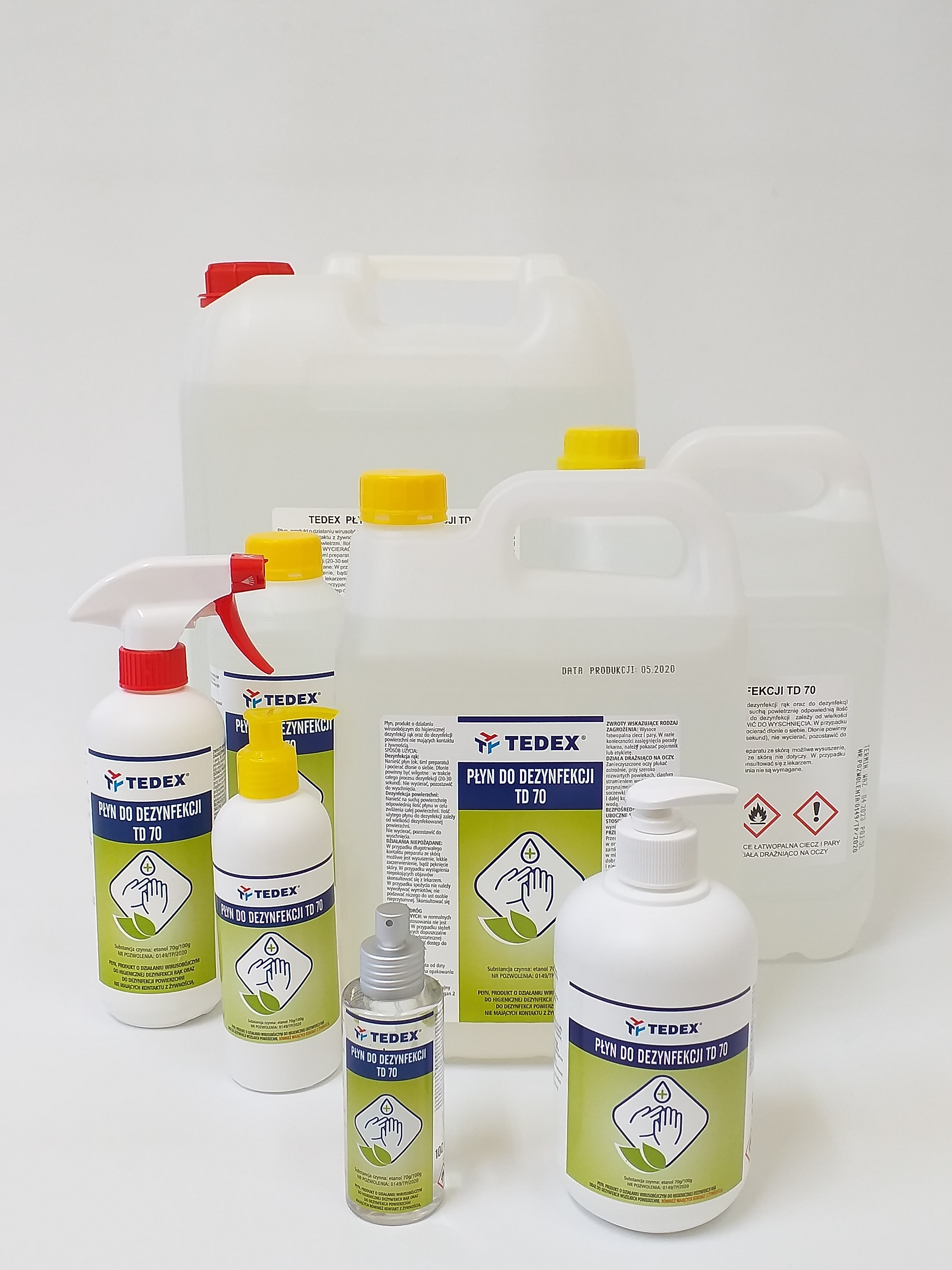 Zestaw różnych opakowań płynu do dezynfekcji rąk i powierzchni marki Tedex TD 70, od małych butelek z atomizerem po duże kanistry, na białym tle.