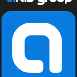 Logo firmy Artis Group na ciemnoszarym tle, przedstawiające białą literę 'a' w zaokrąglonym, niebieskim kwadracie.