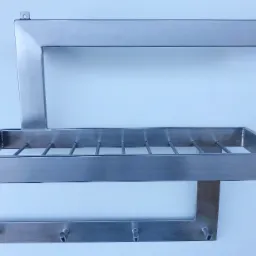 Metalowa półka łazienkowa z relingami i haczykami, wykonana ze szczotkowanej stali nierdzewnej, mocowana do ściany za pomocą uchwytów widocznych w górnej części, na jasnym tle.