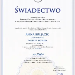 Skan świadectwa nadania licencji pośrednika w obrocie nieruchomościami dla Anny Brljacic, wydane przez Polską Federację Rynku Nieruchomości, ważne do 2025-12-30.