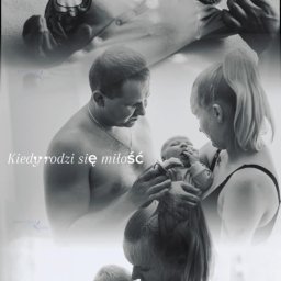 Niebiańska Fota - Czarno-biała kompozycja zdjęć: niemowlę z smoczkiem, rodzice trzymający dziecko, napis 'Kiedy rodzi się miłość'. Sesja noworodkowa w studiu fotograficznym.