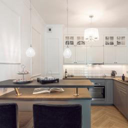 Realizacja mieszkania w Gdańsku, kuchnia, widok od strony salonu.