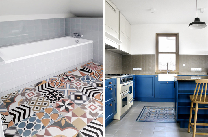 Połączenie dwóch aranżacji: łazienka z wanną i wzorzystą podłogą oraz kuchnia z niebieskimi szafkami, drewnianym oknem i płytkami w jodełkę na ścianie.