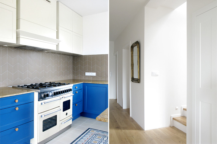 Jasna kuchnia w Krakowie z niebieskimi szafkami, drewnianymi uchwytami i płytkami w jodełkę na ścianie, połączona z minimalistycznym korytarzem z drewnianą podłogą i złotym lustrem.