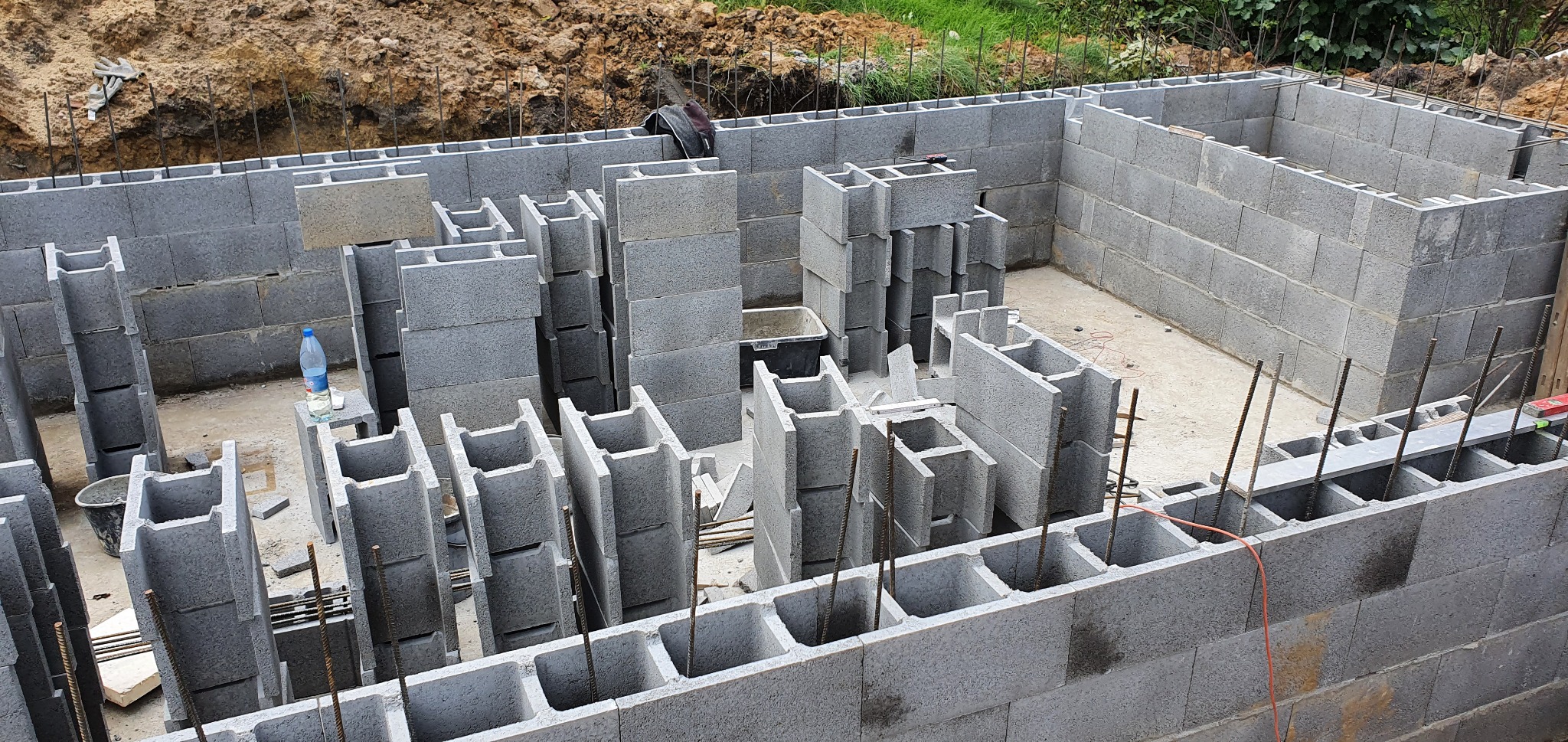 W trakcie prac przy niecce basenu ogrodowego.