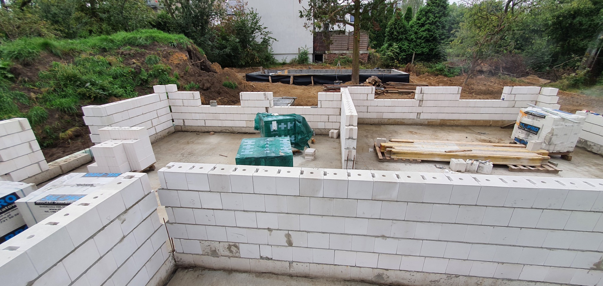 W trakcie wznoszenia ścian z silikatu. Na drugim planie przyszły basen.