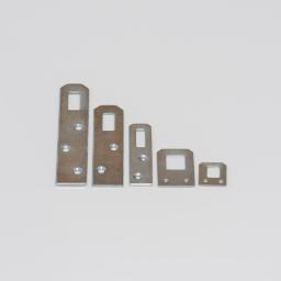 Przedsiębiorstwo Produkcyjno Handlowe MIRAMET Jerzy Kwiatkowski - Różne rozmiary metalowych płytek mocujących ze stali, każda z kwadratowym otworem i otworami na śruby, ułożone w rzędzie na białym tle.