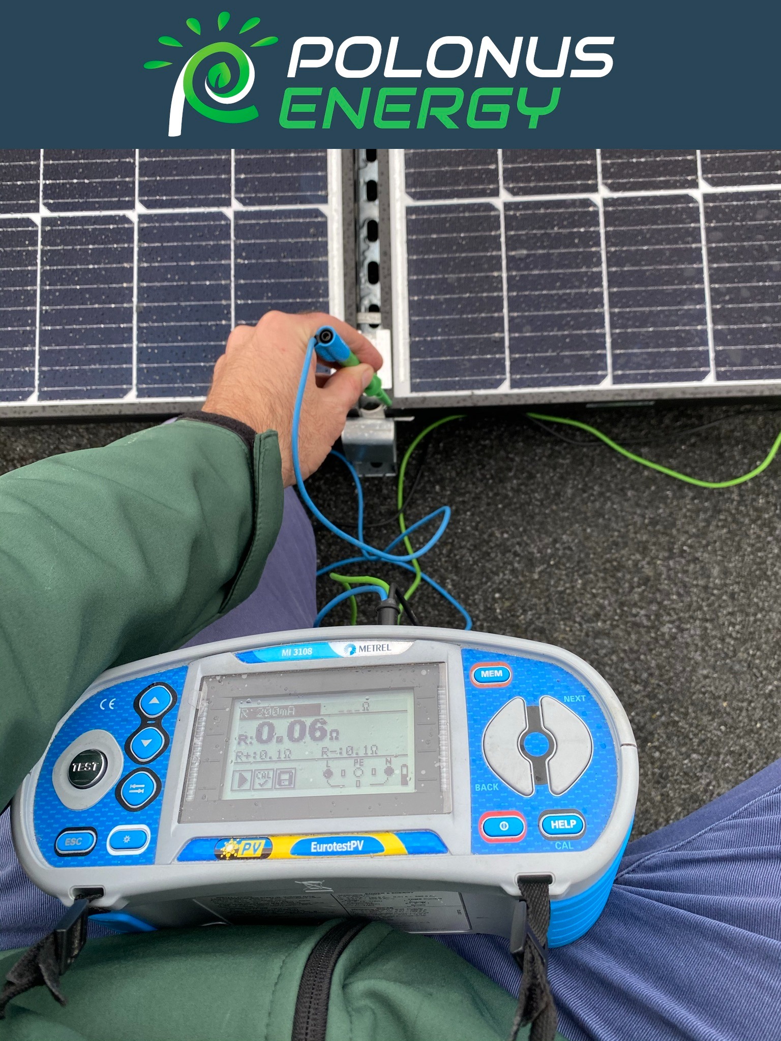 Pomiar rezystancji uziemienia paneli słonecznych za pomocą miernika Metrel MI 3108 EurotestPV, widoczne kable pomiarowe i wynik 0.06 Ohm.