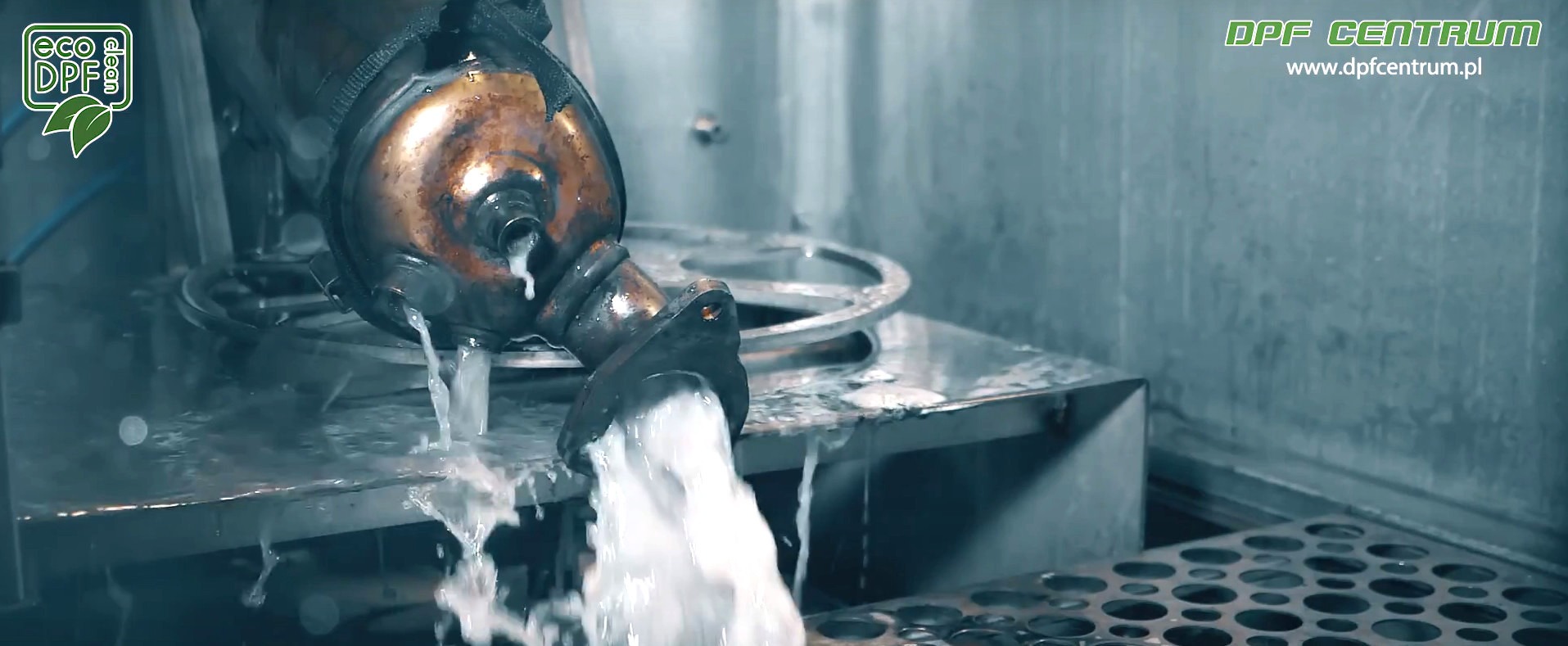 Czyszczenie filtra DPF w specjalistycznej maszynie, woda pod ciśnieniem wypływa z filtra, widoczne logo Eco DPF
