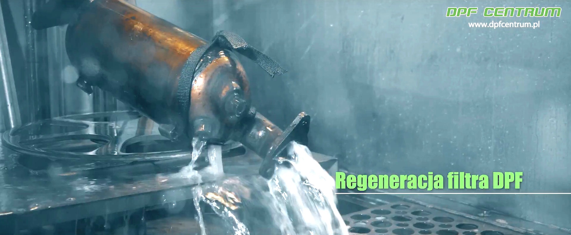 Regeneracja filtra DPF w procesie czyszczenia wodą pod ciśnieniem, widoczne logo firmy DPF Centrum.