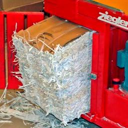 Archiwa Opolskie Sp. z o.o. - Magazyn makulatury - prasowanie makulatury po zniszczeniu