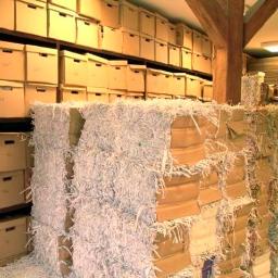 Archiwa Opolskie Sp. z o.o. - Magazyn makulatury - makulatura po zniszczeniu i sprasowaniu w belownicy