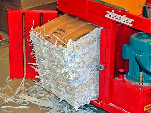 Magazyn makulatury - prasowanie makulatury po zniszczeniu