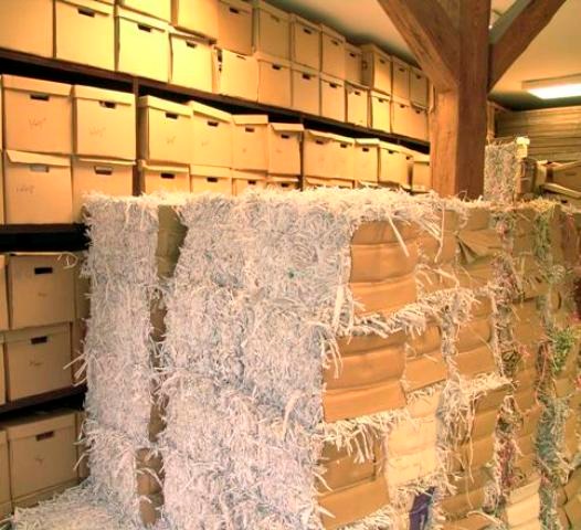 Magazyn makulatury - makulatura po zniszczeniu i sprasowaniu w belownicy