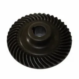 Ciemna, spiralna przekładnia zębata, sfotografowana na białym tle, z widocznym otworem na wał o kształcie kwadratu.