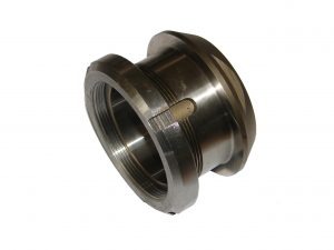 Metalowy element z wewnętrznym gwintem i rowkiem, obrobiony maszynowo, leżący na białym tle.