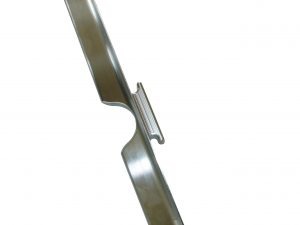 Metalowy element obrobiony z widocznym wgłębieniem i krawędzią, o gładkiej, srebrzystej powierzchni, na jasnym tle.